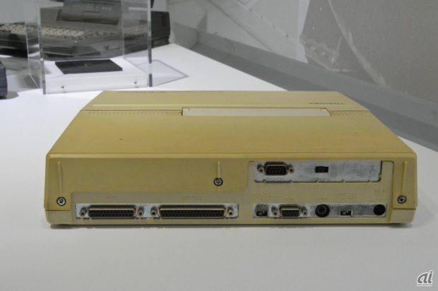 　RGBとコンポジットCRTポート、パラレルプリンタポート（25ピン）、外部FDDポート、DC18V/INを備える。