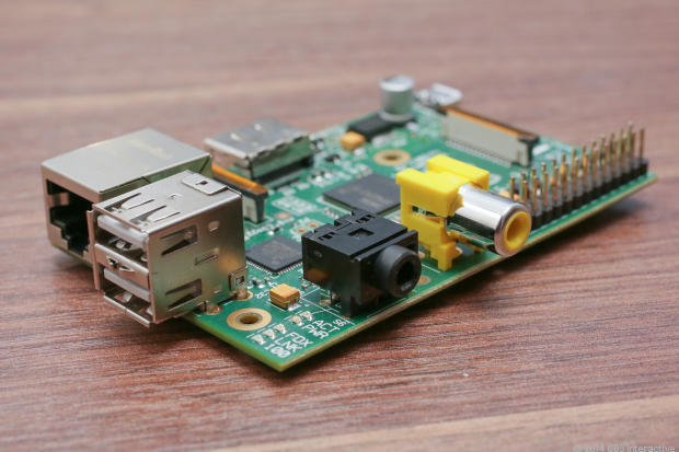 　「Raspberry Pi」は、今まで誰も見たことがないようなものだ。700MHzのシングルコアプロセッサと512MバイトのRAMを搭載し、1080pのビデオ出力が可能なこの35ドルのマイクロコンピュータは、数あるDIYプロジェクトの中心的な存在になっている。

　ボードにあるHDMIポートやRCAコネクタ、2基のUSBポートにさまざまな部品を接続することが可能だ。クレジットカードサイズのこのデバイスには、3.5mmヘッドホンジャック、イーサネットポート、電源用のMicro USBポート、ストレージ用のSDカードスロットもある。

　やや大変な作業を行い、決意を固めて、大量のプログラミングを書けば、あらゆることが可能だ。Raspberry Piを使って完成させた非常に野心的なプロジェクトをいくつか紹介する。