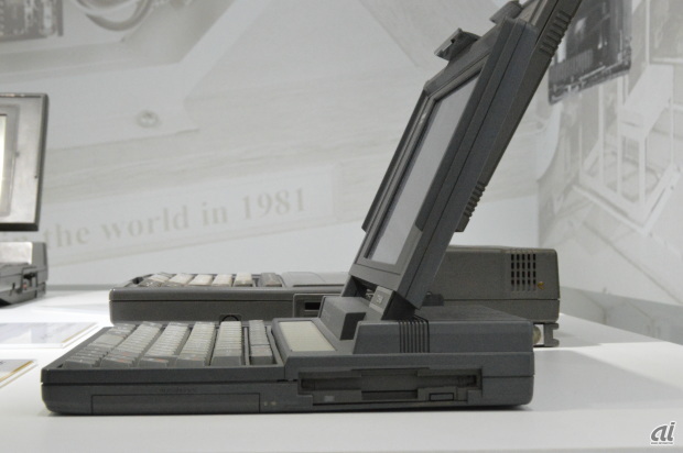 　日本初のラップトップPC、J-3100（写真奥）と世界初のノートPC、DynaBook J-3100SS-001（写真手前）。DynaBook J-3100SS-001の高さは44mmで、J-3100の80㎜から大幅に薄くなった。