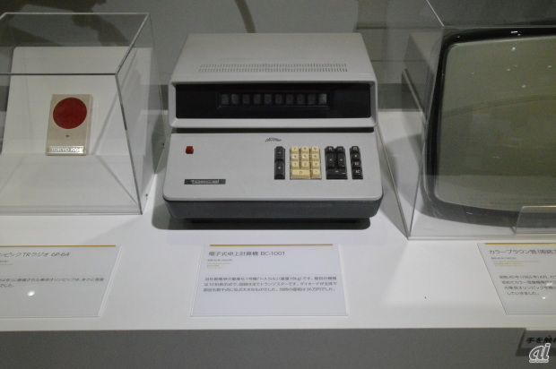 　東芝初の電子式卓上計算機「トスカルBC-1001」、昭和40年（1965年）。10桁まで表示でき、重量は18kg。当時価格は36万円（参考：大卒初任給2万1600円）。誤って破損しても保証する動作総合保険付きだった。演算素子は、トランジスター・ダイオード。表示は3桁ごとにコンマ表示付。