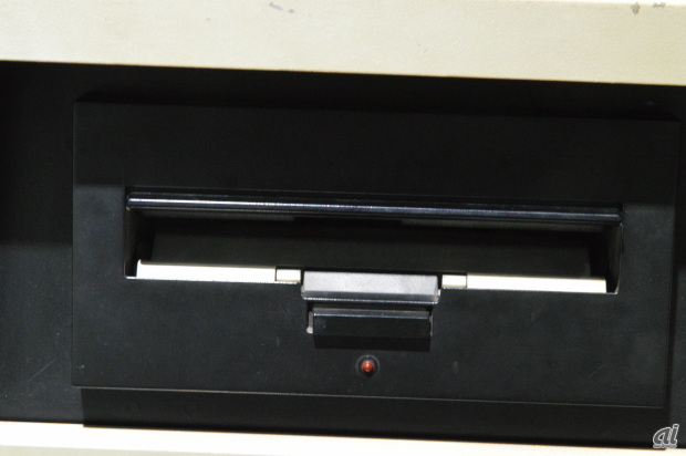 　8インチFDD（フロッピーディスクドライブ）が標準装備されている。