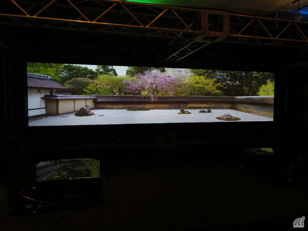 　4Kプロジェクタ3台を使用して上映された、京都龍安寺石庭4K×3面パノラマコンテンツの9分の1縮小版。撮影には4Kカメラ4台を使用し、本来ある「柱」を除去した上で、1枚のパノラマ映像として合成している。本来の上映サイズは幅15.6m×高さ3.45mで、解像度は9984×2160ピクセル。デジテク会場内では横幅5.5m程度に縮小されたものが展示されていた。