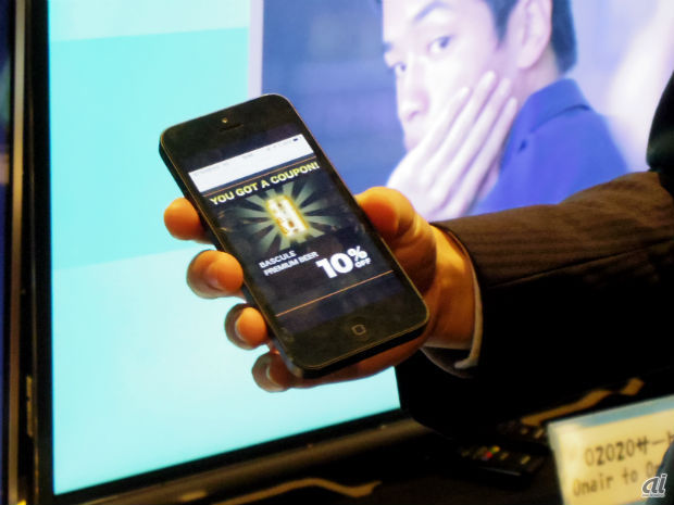 　デジテク2014の開催中に実証実験がされているO2O2O（On-air to Online to Offline）。番組視聴時に入手したクーポンが、利用店舗に近づくと自動でスマートフォンに表示される。