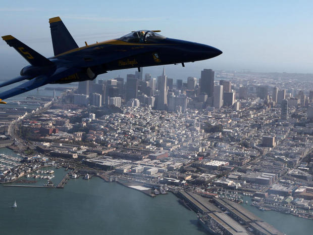 　2007年のサンフランシスコフリートウィークを前に、米海兵隊のNathan Miller少佐が操縦するF/A-18 Hornetが、サンフランシスコのスカイラインのはるか上空を飛行している。