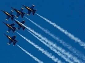 米海軍アクロバット飛行隊「Blue Angels」--写真で見る活動内容
