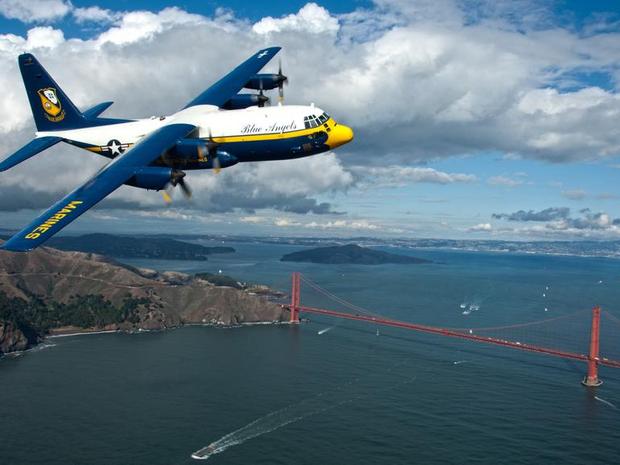 　Fat Albertと呼ばれるC-130が、サンフランシスコ上空を飛行している。