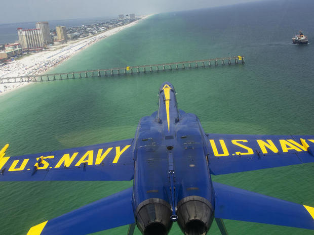 　ペンサコーラビーチ上空を背面飛行するBlue Angels所属のF/A-18 Hornet。2011年のペンサコーラビーチ航空ショーの開催前に行われた予行演習で、ダブルファーベル飛行を行っている最中の写真だ。