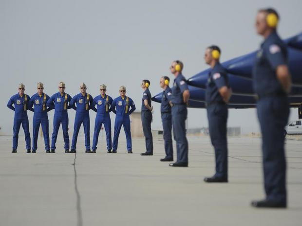 　米海軍航空100周年記念式典の一環として2011年にレモー海軍航空基地で開催されたセントラルバレー航空ショーで、Blue Angelsのパイロットたちが曲技飛行を行うために整列した。