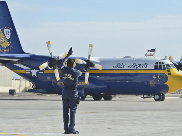 　Blue Angelsの主任武器整備員のEli Lang氏が、2014年の航空ショーシーズンに備えてエルセントロ海軍航空基地に到着した「C-130 Hercules」（Fat Albert）に合図を送っている。プロペラ機であるFat Albertは、Blue Angelsの後方支援任務を担当しており、航空ショーの間に交換部品、機器、サポートクルーなどを輸送している。