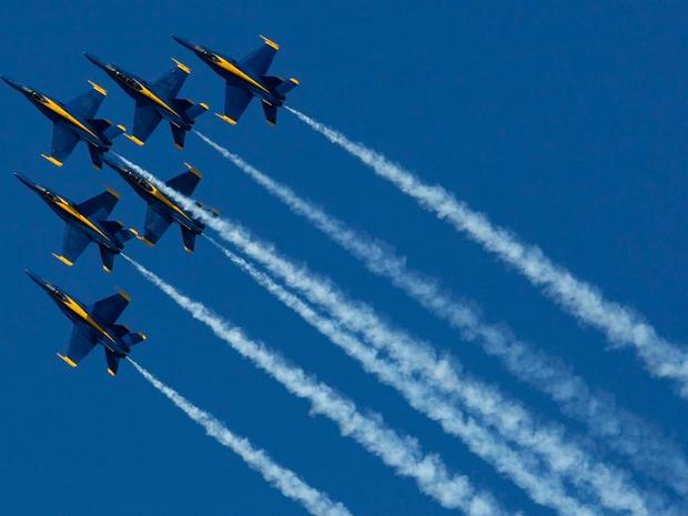 　ごう音をあげるBlue Angelsの編隊飛行は、飛行高度が高く、密集していて、正確だ。同飛行隊の2014年シーズンが米国時間3月15日、南カリフォルニアのエルセントロ海軍航空基地で始まった。命知らずの飛行士たちはこの基地を冬の間の家と呼ぶ。正式にはUS Navy Flight Demonstration Squadron（米海軍曲技飛行隊）として知られるBlue Angelsにとって、それはうれしい再始動になるだろう。予算削減によって、同隊の曲技飛行は2013年に中止されていたからだ。

　新たに始まったシーズンは、Blue Angelsが曲技飛行を始めて68年目にあたる年だ。米海軍は、2014年の同チームによる曲技飛行の観客数が1500万人近くになると予測している。

　Blue Angelsは1980年代中ごろから「Boeing F/A-18 Hornet」を使用している。曲技飛行中は、機体の最高速度が時速700マイル（時速約1120km）、つまりマッハ1弱に達することもある。