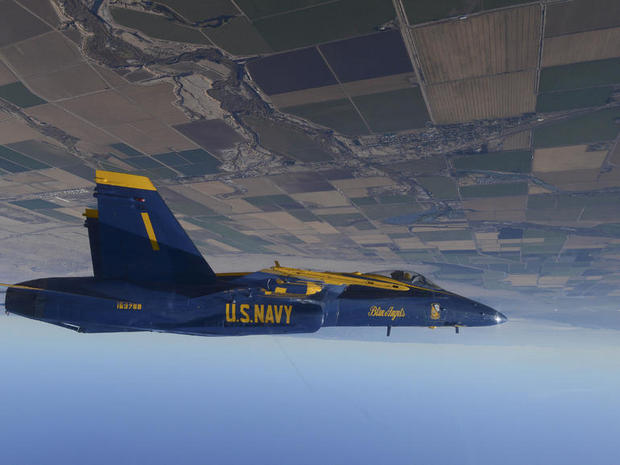 　米海軍曲技飛行隊Blue Angelsの部隊長兼編隊長Tom Frosch中佐（ミシガン州クリントンタウンシップ出身）が、2013年の冬季訓練飛行において、エルセントロ海軍航空基地の上空で背面飛行を行っている。カメラマンも上下逆さまの体勢だ。