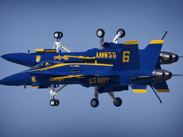 　Blue Angelsの機体は、飛行の入念な演出によって、奇妙な並列配置になることが多い。