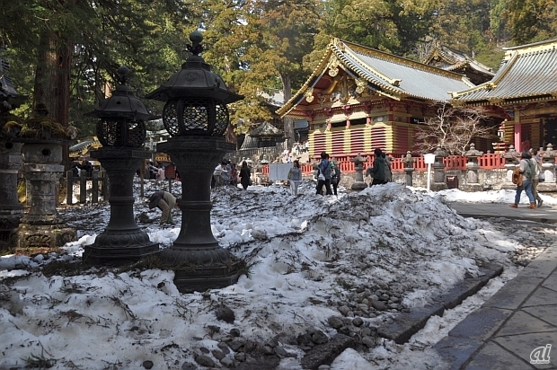 　日光東照宮の境内には、まだ雪が溶けずに残ったまま。