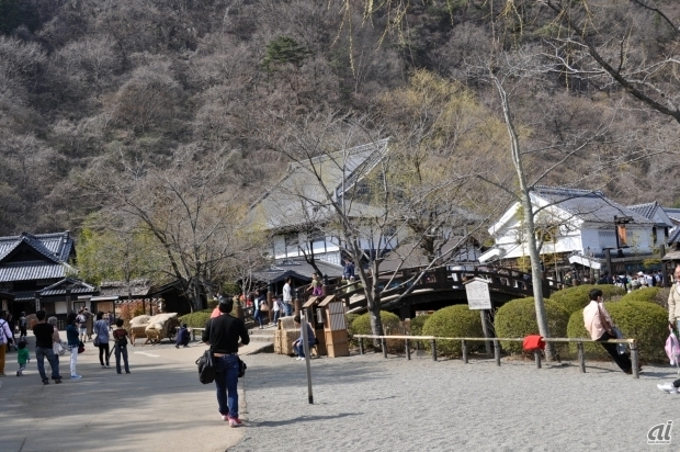 　江戸時代を再現した歴史テーマパークで、建物や街並みはもとより、街ゆく人も観光客に混じり忍者や侍、着物をまとったキャストが行き交っていた。