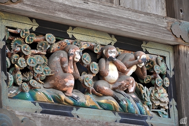 　境内の有名スポットである神厩舎・三猿（しんきゅうしゃ・さんざる）。昔から猿が馬を守るとされているところから、長押上には猿の彫刻が8面あり、人間の一生が風刺されている。なかでも「見ざる・言わざる・聞かざる」の三猿の彫刻は有名だ。