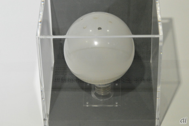 　世界初の電球型蛍光ランプ「ネオボール」、昭和55年（1980年）。直径110㎜。放熱用の穴が7つ、グローブにあるのが見える。グローブは、ガラス製でなくポリカーボネート樹脂だ。他、下部にスリットもある。