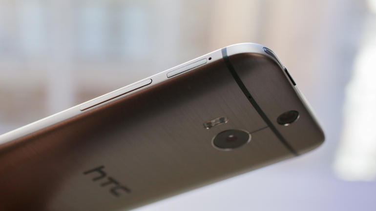 この新型HTC Oneは、さらにメタルの割合が増えている。