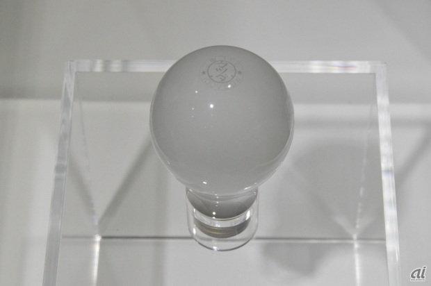 　世界初の内面つや消し電球、大正14年（1925年）。電球の内側をすりガラスにして明るさを抑えた。当初、外面からつや消しする方法がとられたが、表面が汚れやすく掃除が困難だったため、内側つや消し電球が開発された。