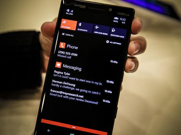 　Windows Phone 8.1は、Androidのような形式の通知機能を表示するようになった。