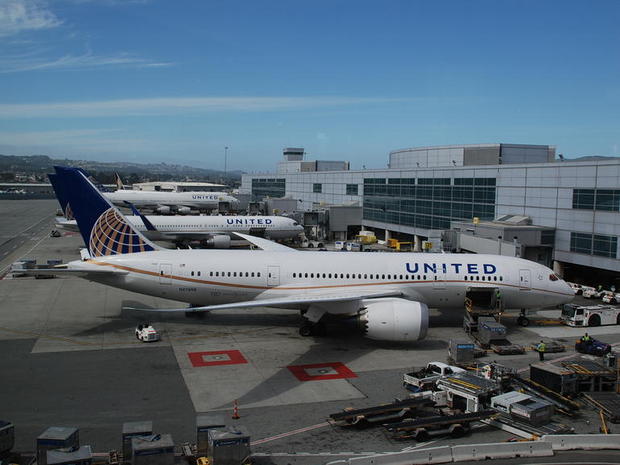 　United Airlinesの「Boeing 787 Dreamliner」が、サンフランシスコ国際空港の国際線ターミナルのゲートに駐機している。