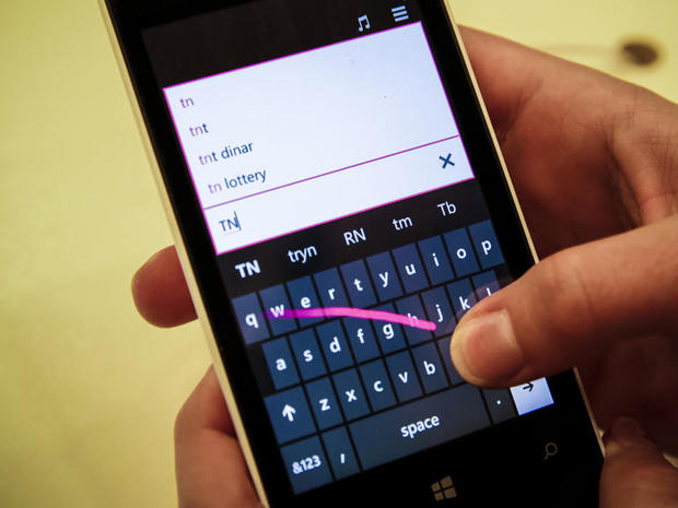 　SwypeやAndroidのジェスチャータイピングキーボードのように、 Windows Phone 8.1は、片手でテキスト入力ができるよう「Word Flow」を採用している。