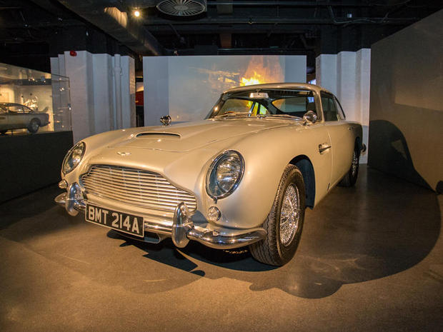　3月にロンドンで開かれた展覧会では、ジェームズ・ボンドの乗り物の50年をうかがい知ることができる。映画「007」シリーズの象徴とされる自動車である1960年代の「Aston Martin」から、「007スカイフォール」のクライマックスで使われたヘリコプター「Agusta Westland」の3分の1模型までが展示されている。

　ジェームズ・ボンドが乗るクラシックな「Aston Martin DB5」は、「007ゴールドフィンガー」からDaniel Craig主演の最新作「007スカイフォール」までのボンドの冒険物語に登場する。この写真の自動車は「007ゴールデンアイ」で使われたもので、カラーファックス機とシャンパンチラーを備えている。
