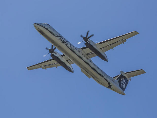 　オレゴン州ポートランド行きのAlaska Airlinesの「Bombardier Q400」。