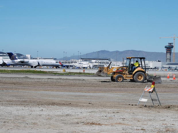 　滑走路1Rで離陸のために並んでいる航空機。この滑走路も9月まで閉鎖予定だ。後方には、サンフランシスコ国際空港の新しい管制塔が見える。