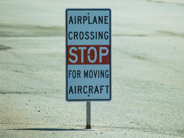 　同空港の境界付近を見学中に、滑走路の端を横断しようとしていると、このような標識が警告を発していた。
