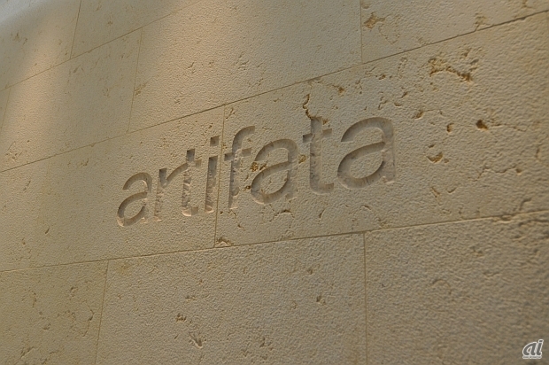 　店名にもあるように、表参道に店舗を構える「artifata」（アルティファータ）のスタイリストによるカットやスタイリングのサービスが受けられる。