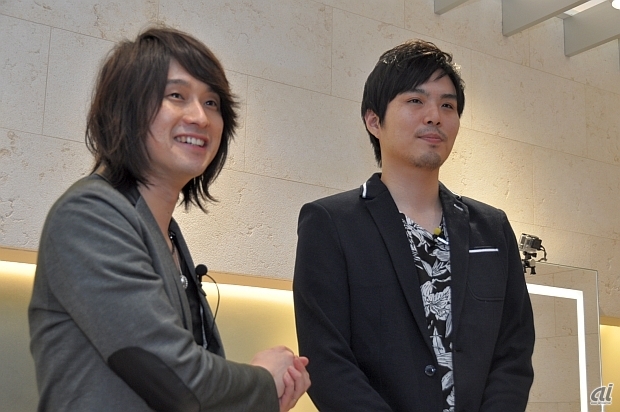 　男性のスタイリングを手がけた渡辺健太氏（左）。髪を短く、朝のコーヒーが似合うような、さわやかなテイストで髪型を作ったという。