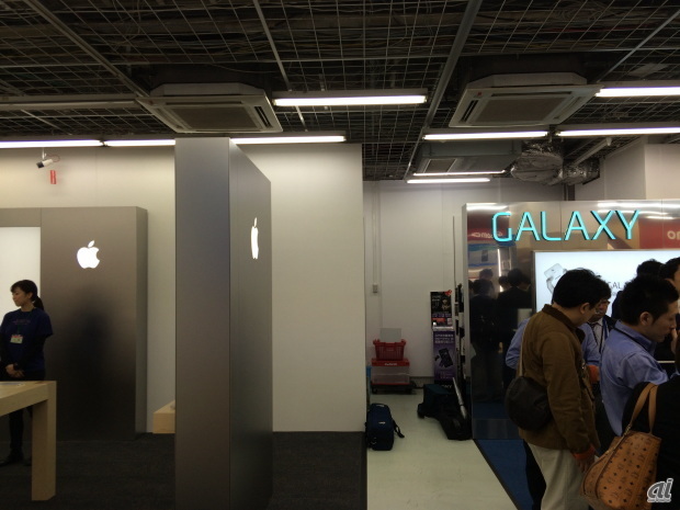 　GALAXY SHOPはモバイルアップルショップの隣にある。