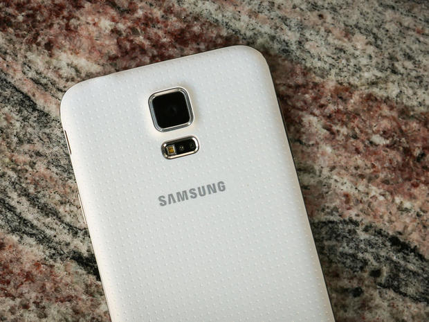 　Galaxy S5の背面パネルは、ゴムのような作りやギラギラした感じを避けて、心地よいマット仕上げとなっている。