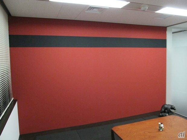 　赤いクレジットカードがデザインされた部屋は「料亭」がテーマ。黒い畳のようなものが敷かれており、部屋が空いている時には、エンジニアが寝そべりながら仕事をしてもいいそうです。