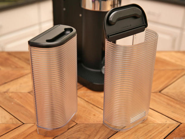 　片方のコンテナは水タンクとして機能し、もう片方は、使用済みのコーヒーとエスプレッソのポッドを回収する。