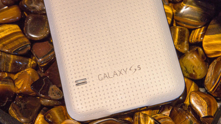 GALAXY S5のつや消しの背面には、ほとんど指紋が付かない。