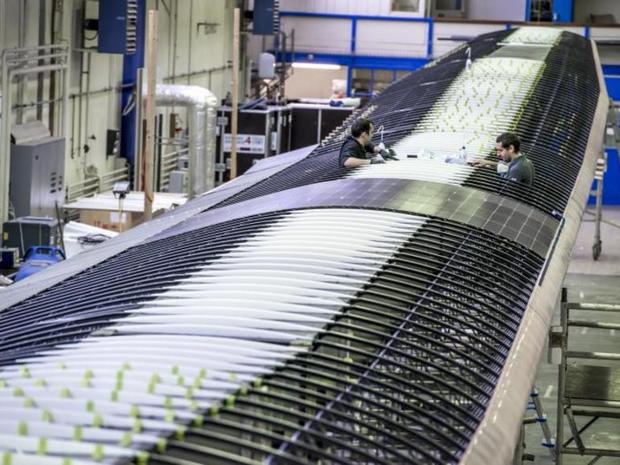 　2013年に撮影された、建造中のSolar Impulse 2の両翼の写真。Borschberg氏は、同機の翼はプリンタ用紙の重さの3分の1しかない素材で作られていると語った。この翼には、厚さ135ミクロンの太陽電池が1万7000枚取り付けられている。