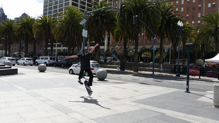 迅速な焦点合わせ機能のおかげで、サンフランシスコの中心街でスケートボーダーが空中に飛び上がった瞬間もこの通り。