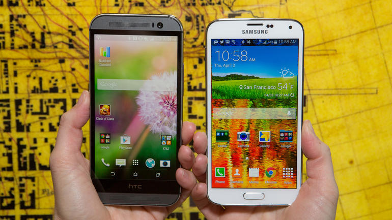 HTC One M8（左）とサムスンのGALAXY S5（右）
