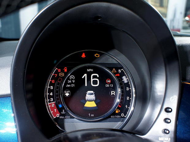 　Fiat「500」2015年モデルのデジタルインストルメントクラスタ。