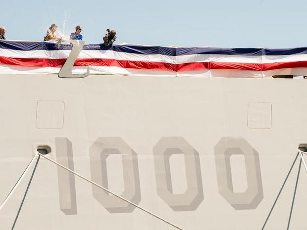 　同艦の共同命名者であるAnn Zumwalt氏とMouzetta Zumwalt-Weathers氏（同艦の艦名の元になった元米海軍作戦部長のElmo R. "Bud" Zumwalt Jr.大将の娘）が米国時間4月12日、同造船所でDDG 1000の艦首にスパークリングワインのボトルを打ち付けた。