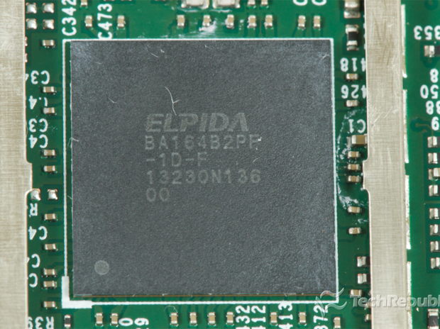 　Qualcommのシステムオンチップ（SoC）「Snapdragon 600」と、エルピーダメモリの2Gバイト LPDDR2 RAM「BA164B2PF-1D-F」。