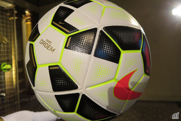 　日本では、Ｊリーグの公式試合球としてアディダスのものが長年採用されているため、Nikeのボールはあまり知られていないが、欧州ではNikeが主流という。プレミアリーグ、リーガ・エスパニョーラ、セリエA、ブラジルリーグで使用されている。表面がゴルフボールのようなデザインが特長の「Ordem」。