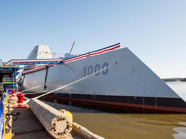 　Bath Iron Worksは先ごろ、米海軍の次世代Zumwalt級ミサイル駆逐艦の1番艦の命名式を行った。メイン州バスにある同社の造船所において、スパークリングワインのボトルが同艦の艦首に打ち付けて割られた。

　米海軍の次世代艦3隻のうちの1番艦である「DDG 1000」は、先進的な機能を搭載して2014年中に海に出ることになっている。

　全長610フィート（約186m）の同艦には、レーダー反射角、内向きに傾いた印象的なタンブルホーム型船殻、全電気方式の統合動力システム、先進砲システムなど、新技術が満載されている。

関連記事：米海軍ズムウォルト級ミサイル駆逐艦--新技術満載の船体を写真で見る
