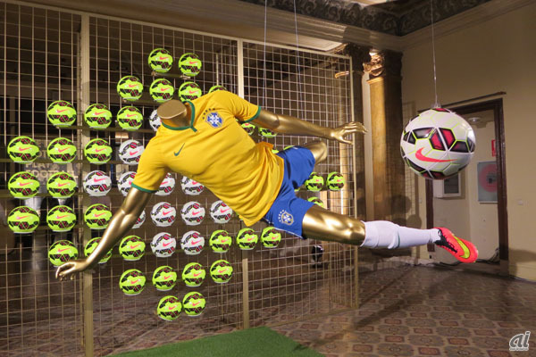 　ブラジルのユニフォームとともにボールも展示。