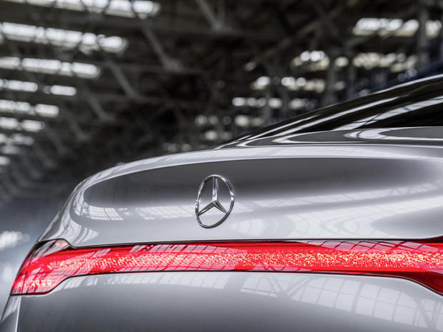 　Mercedes-Benzによると、Concept Coupe SUVのリアデザインは、最近発表された新型「S-Class Coupe」のデザインを踏襲しているという。このスタイルは今後、同社すべてのクーペで使用される予定だ。