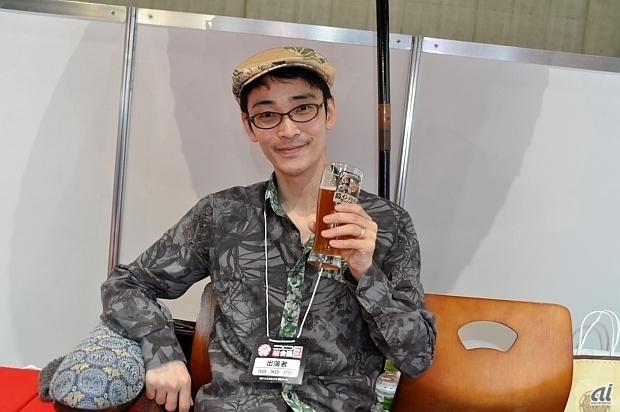 　東方Projectの原作者、ZUN氏。会期中は“ひろゆき”こと西村博之氏とともに、それぞれがプロデュースしたビールを販売しました。