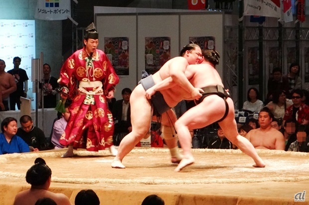 　大相撲を目の前で観戦できるとあり、両日とも多くの来場者が詰めかけました。