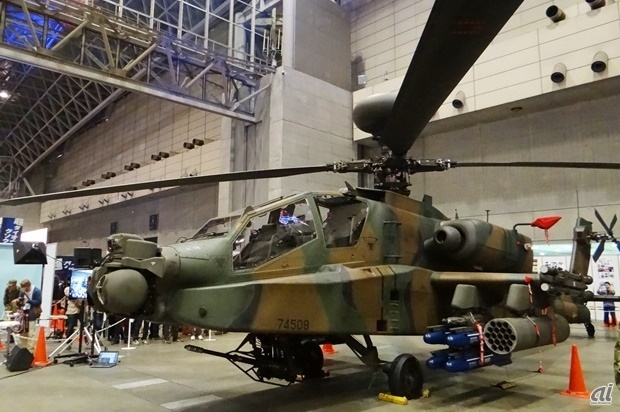 　自衛隊ブースでは、陸上自衛隊の戦闘ヘリコプター「アパッチ・ロングボウ（AH-64D）」を展示しました。