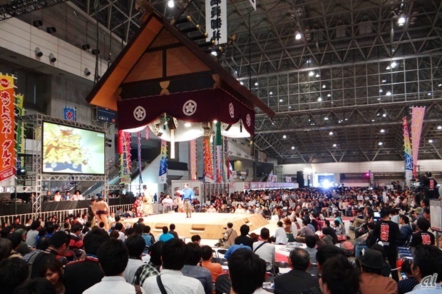 　今回の目玉企画の一つ「大相撲超会議場所」。本物の土俵を会場に設置し、白鵬関をはじめとする大相撲の力士や親方総勢250人による稽古、取組などを披露しました。